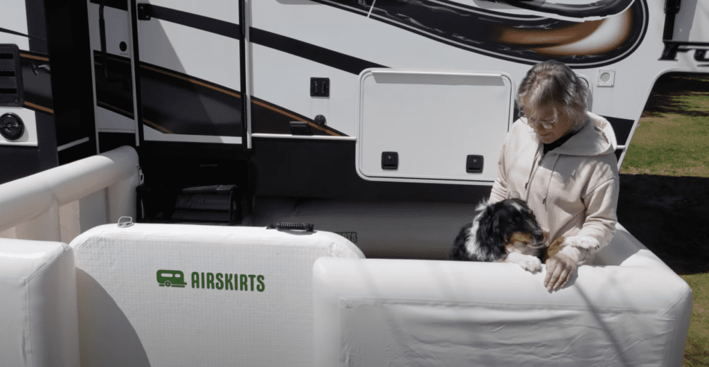 Pet Patio: la valla inflable para mascotas de RV de AirSkirts