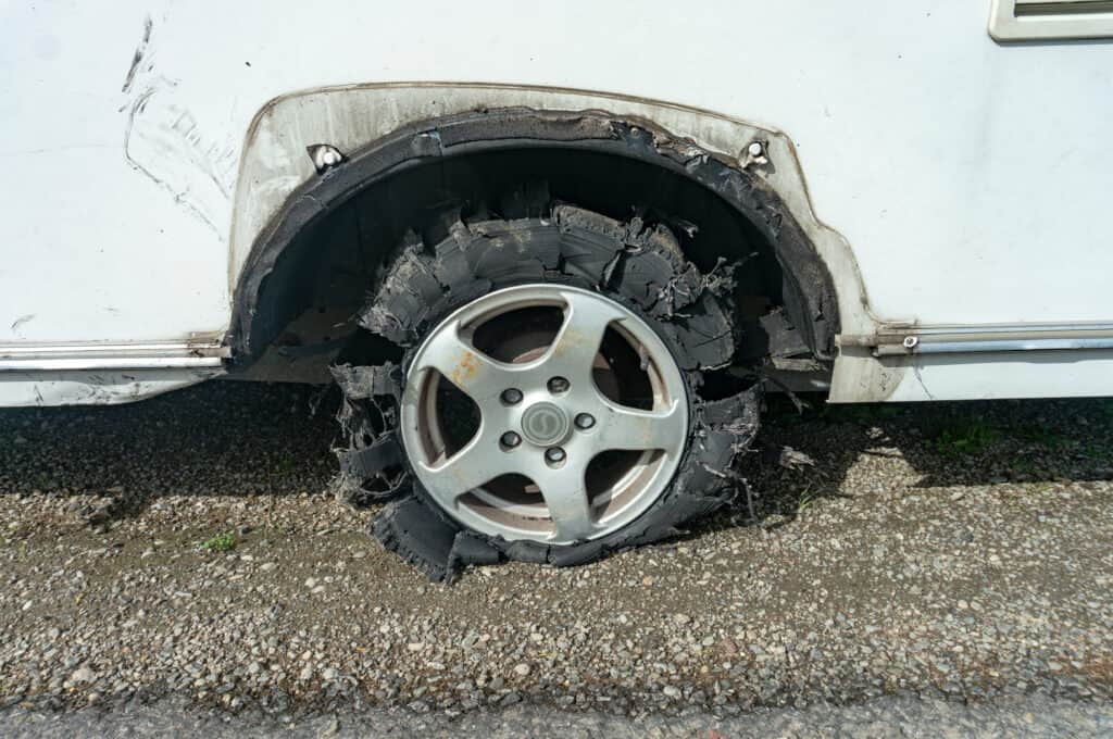 ¿Es seguro conducir con un neumático desinflado?