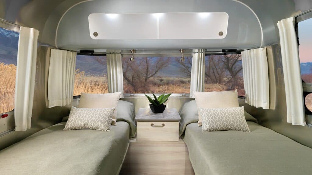 Airstream tiene una nueva y elegante decoración interior en su tráiler de viajes internacionales de 2021