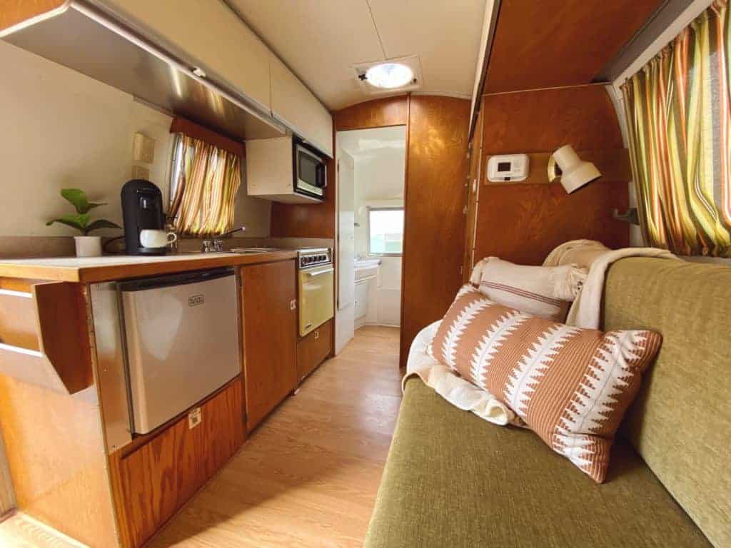 Un nuevo hotel y campamento Vintage Airstream acaba de abrir en Texas